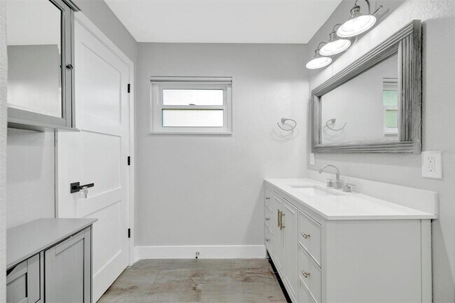 Building Photo - 5215 Denver St NE