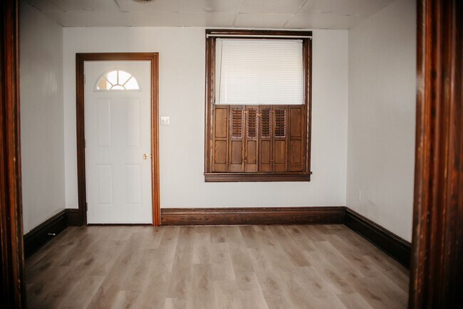 Building Photo - 352 S Catherine St