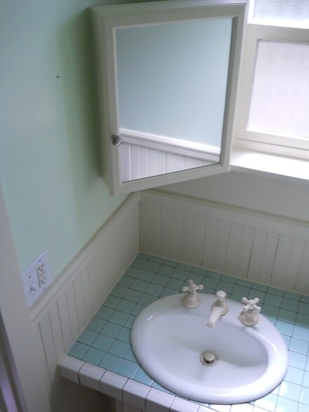 Half Bath - 924 Virginia St