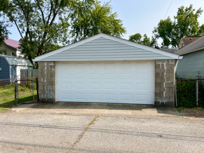 Building Photo - 1813 E Elm St