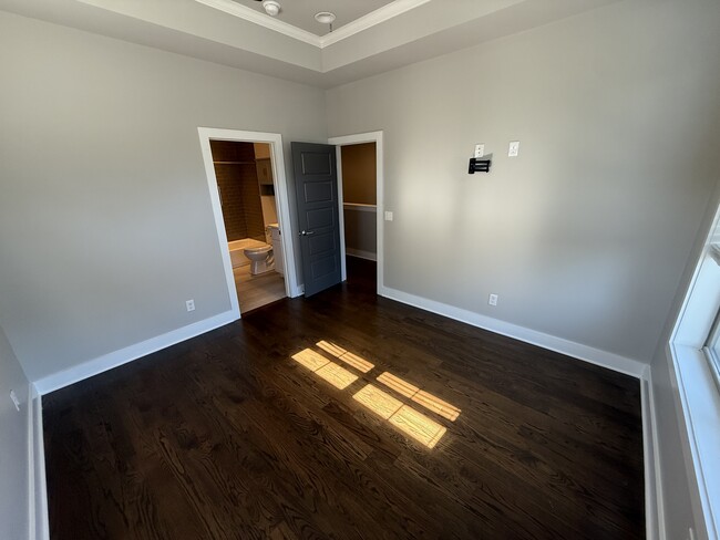 Building Photo - 942 Riverside Dr