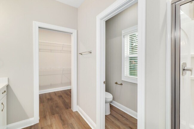 Building Photo - 204 Pineland Dr