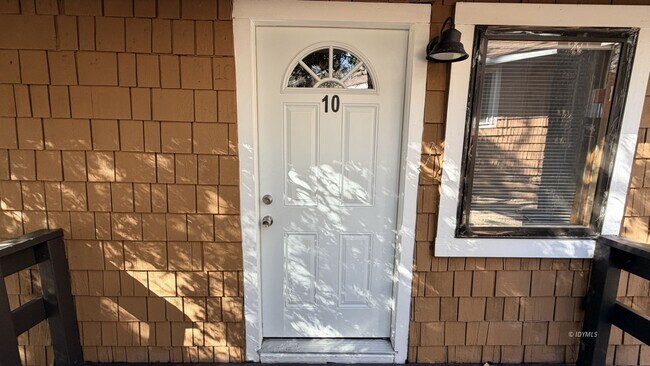 Building Photo - Loft Cabin in Pine Cove