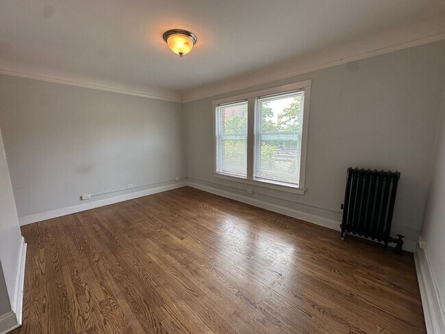 Building Photo - Nice 1 Bed w/Dining Room and Newer Kitchen and Bath at Roger's Glenwood District