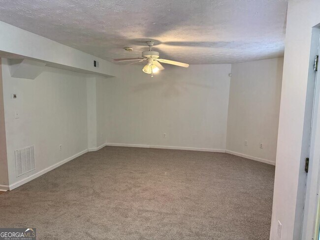 Building Photo - 19 Carriage Lake Dr