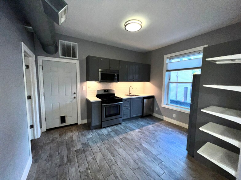 Building Photo - 3105 W Diversey Ave