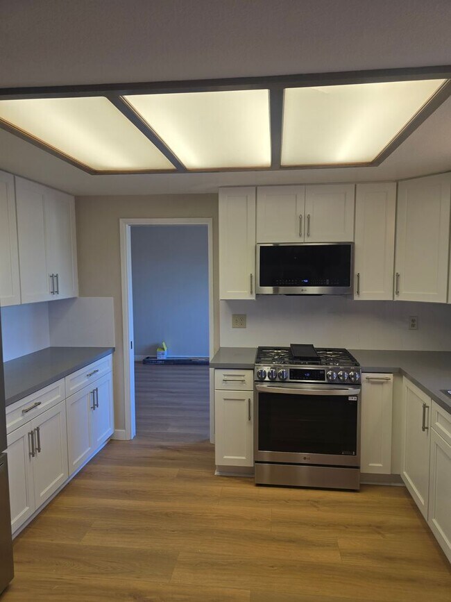 Building Photo - Move In special $ 1,000.00 off the first f...