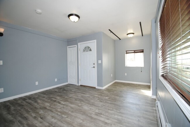 Building Photo - Spacious & centrally located 4 bed / 3 bath house FOR RENT