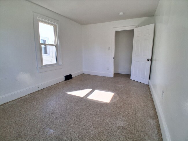 Building Photo - 598-598 E Commerce St