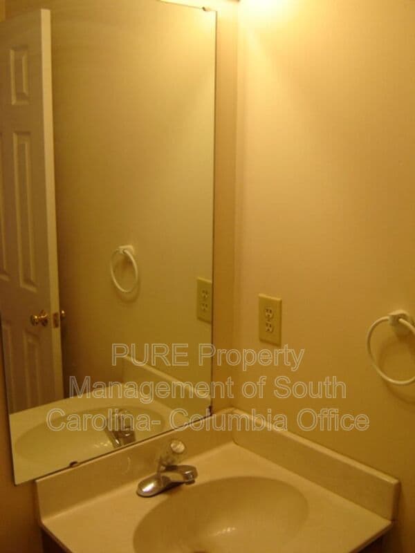 Building Photo - 8 Ridge Pond Dr