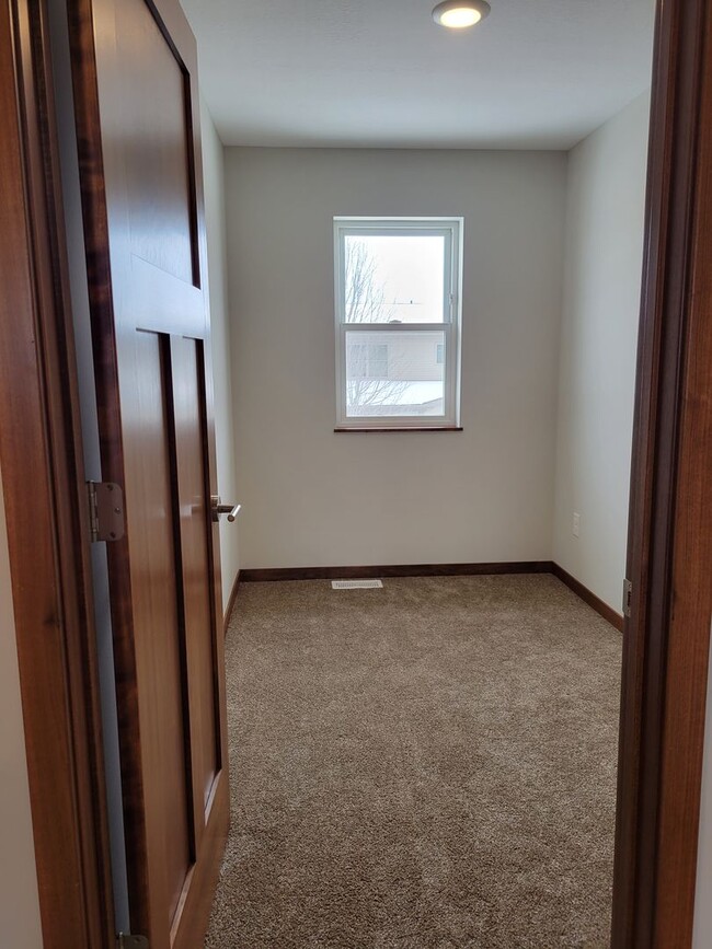 Building Photo - Middle Unit Townhouse