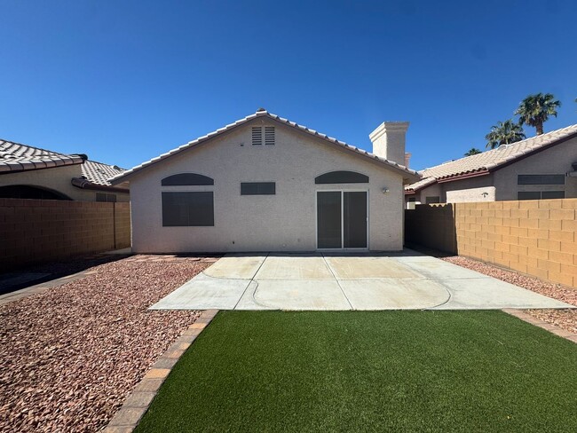 Building Photo - Beautifully Renovated 2 Bed Single Story Home
