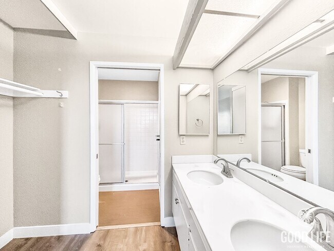 Building Photo - Beautiful 2BD/2BA Condo W/ Reserved Parkin...