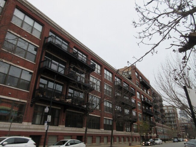 Primary Photo - 1040 W Adams St