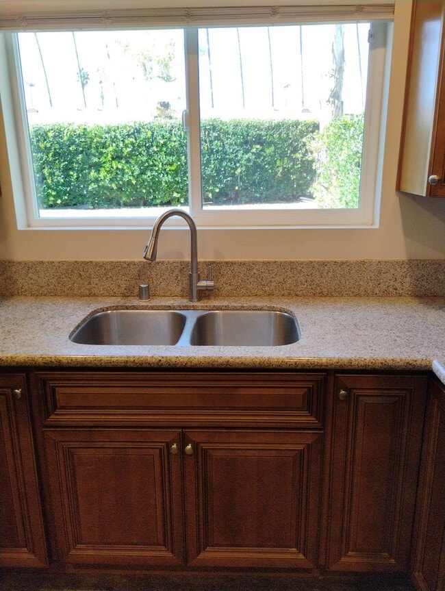 Building Photo - Like new 4 BR/3 Full Baths