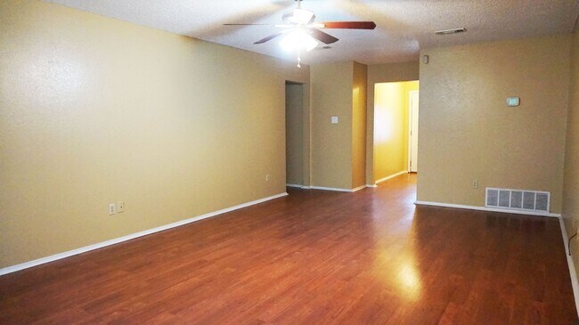 Building Photo - 2806 Derby Dr