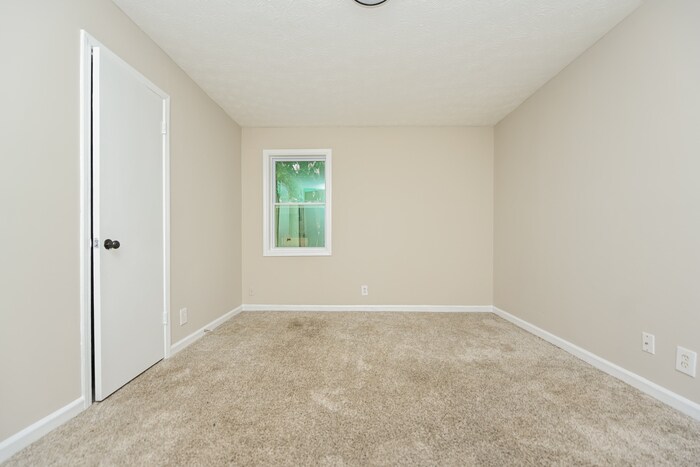 Building Photo - 951 Woodbridge Dr NE