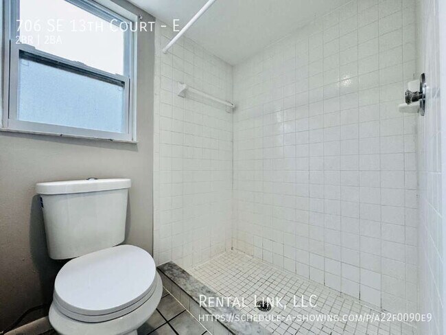Building Photo - 706 SE 13th Ct
