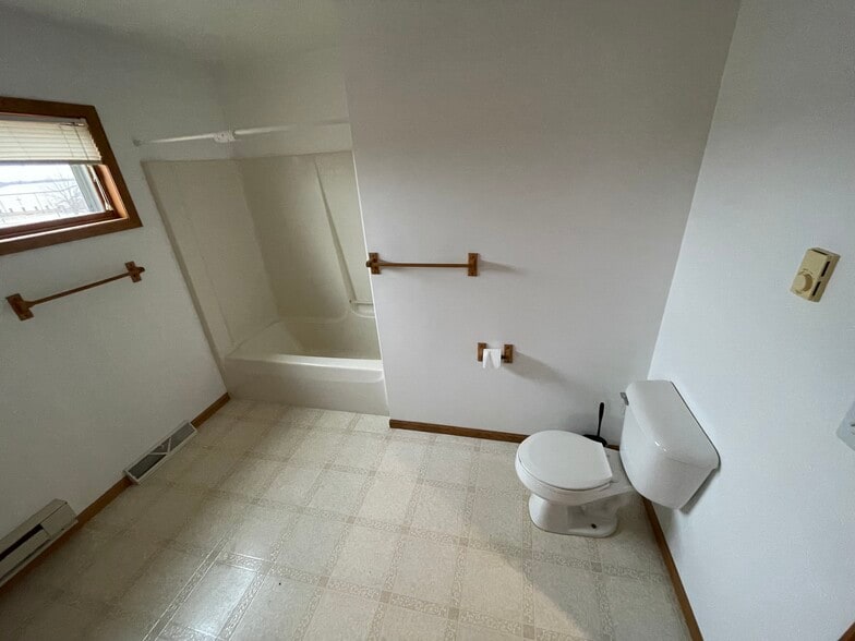 bathroom - 1500 Packers Ct