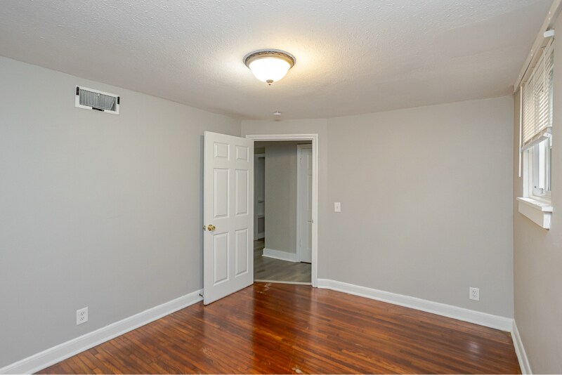 Building Photo - 2146 Wyndhurst Rd