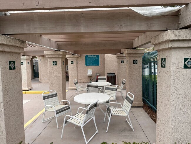 Building Photo - Beautiful 2 Bedroom/2 Bath Condo Close to ...