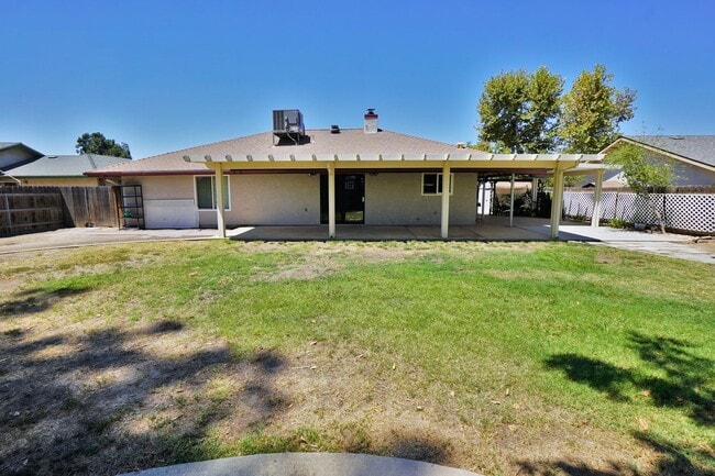 Building Photo - North Hanford 3 bedroom 2 bathroom