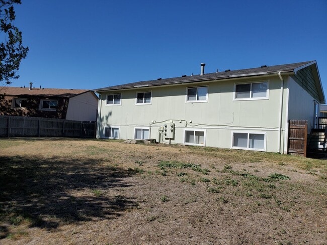 Building Photo - Garden level 2 bed, 1 bath apartment in Ch...