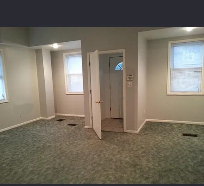 Building Photo - 401 E Lloyd St