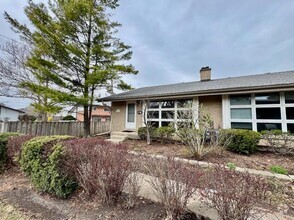 Building Photo - 2 bedroom in NORTHFIELD IL 60093