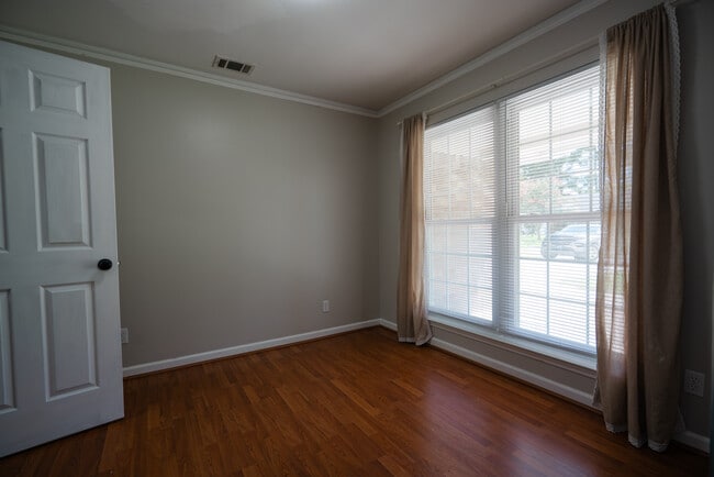 Building Photo - 122 Longleaf Cir