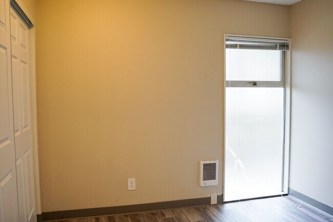 Building Photo - Great Top-Floor 2-Bedroom Near OHSU w/Private Balcony!