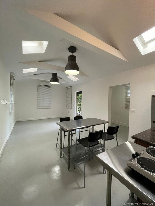 Building Photo - 118 NW 24th St