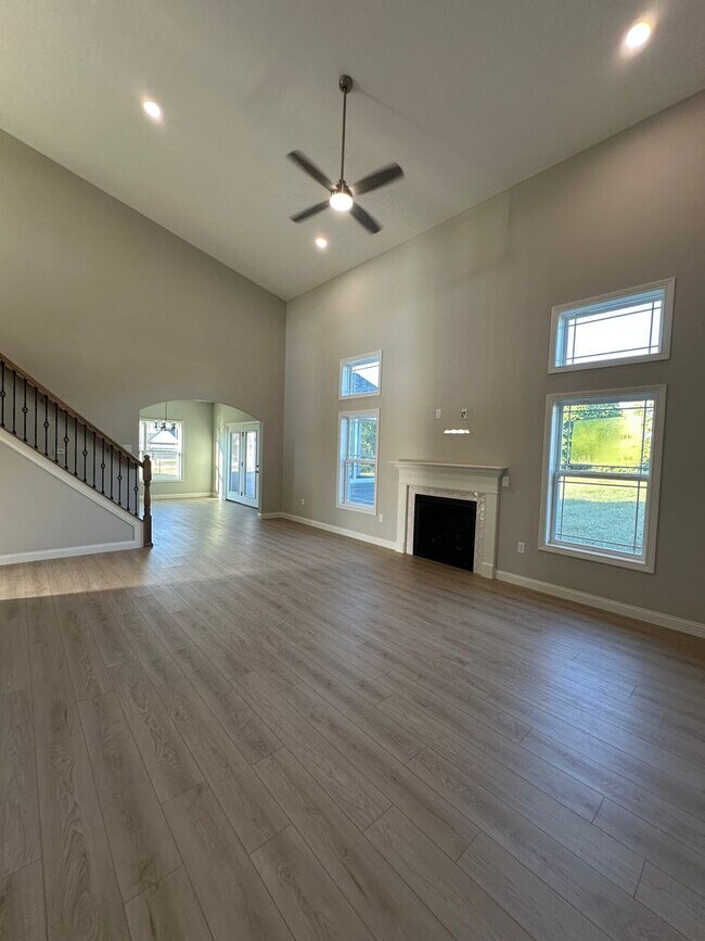 Primary Photo - Spacious 4-Bedroom Single-Family Home in W...