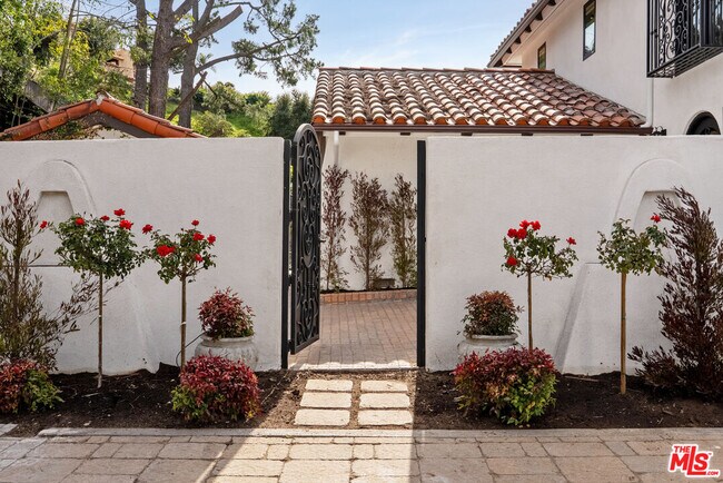 Building Photo - 10825 Savona Rd