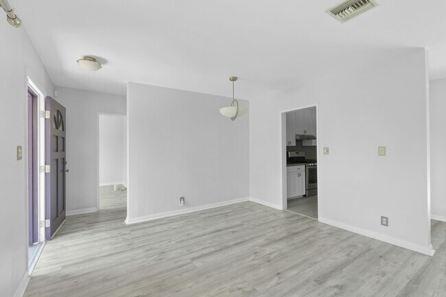 Building Photo - Beautiful 3-Bedroom Home with Pool in Tarzana!