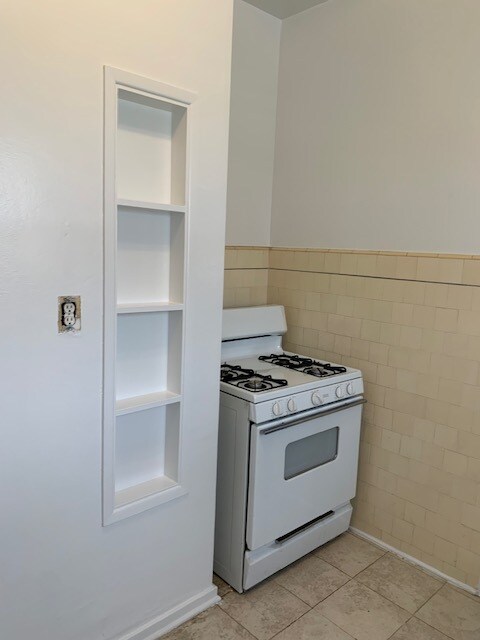 KITCHEN 4 BURNER STOVE - 336 N Palm Dr