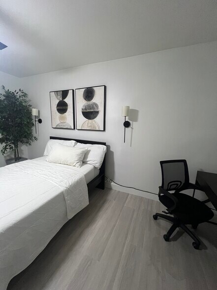 Building Photo - 527 W Colden Ave