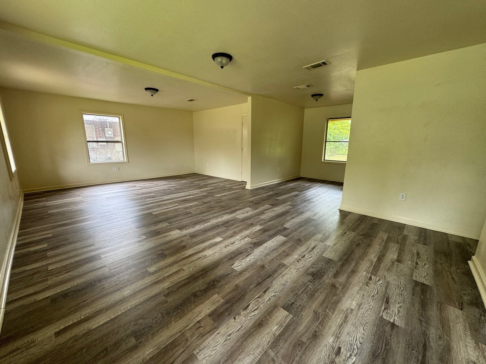 Building Photo - 5855 Clayton Dr