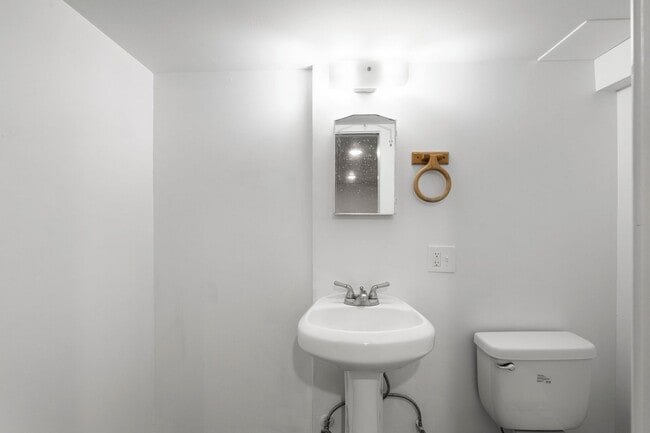 Building Photo - 2 bedroom 1 bath with full basement in Sellwood!