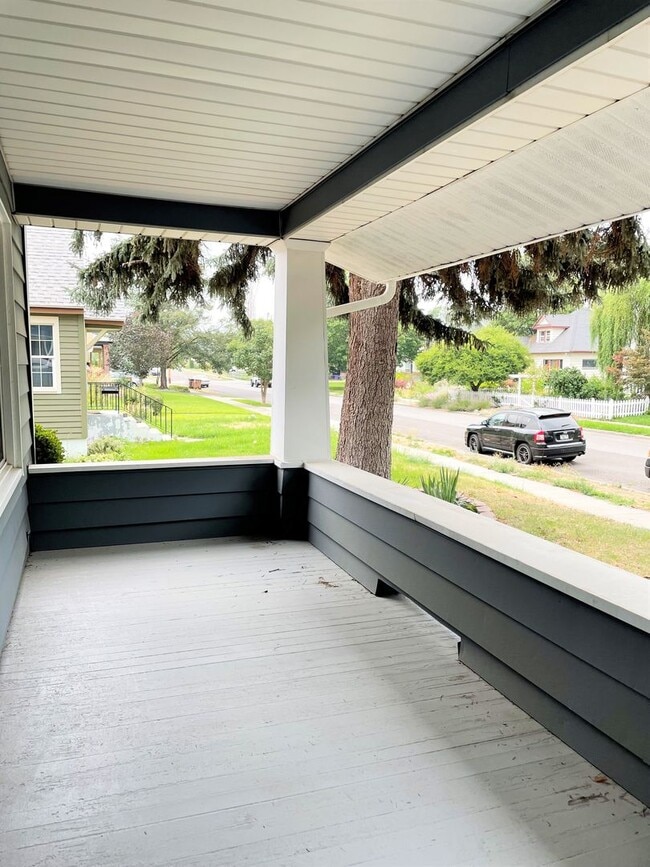 Building Photo - 4 Bedroom Home