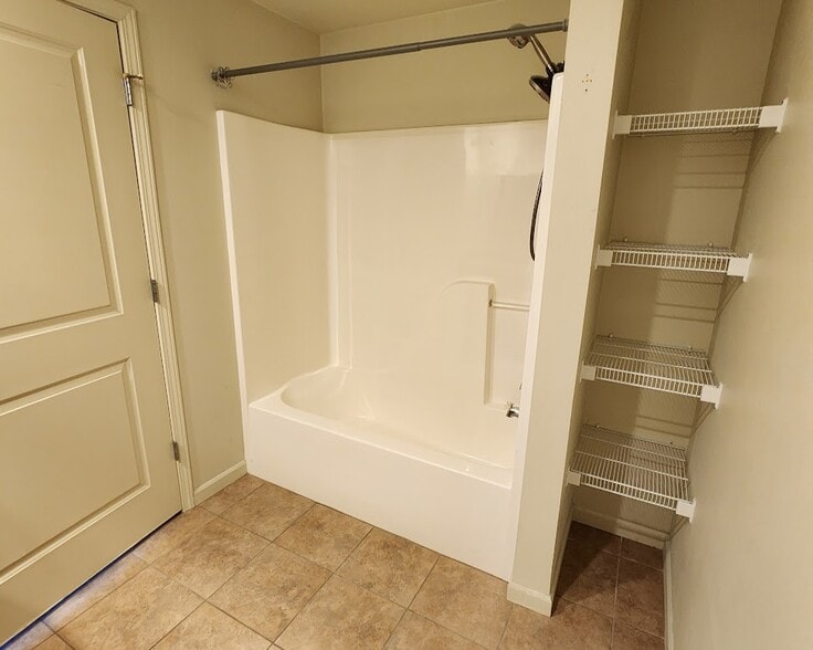 28 Bathroom 2 - 400 N Richmond St