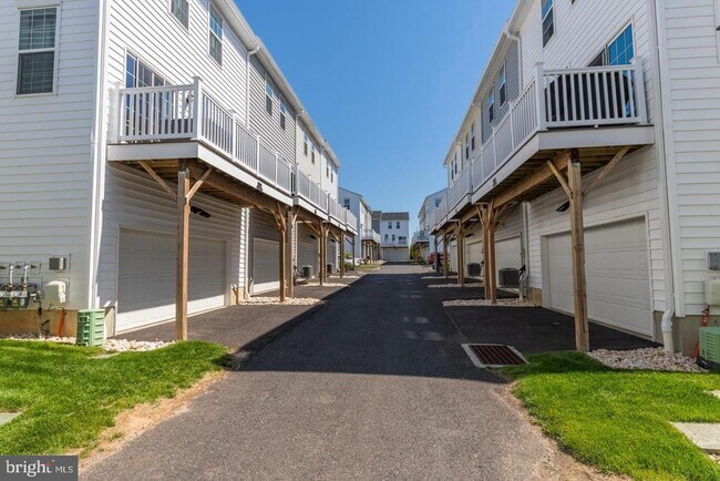 Building Photo - 10 Manchester Dr