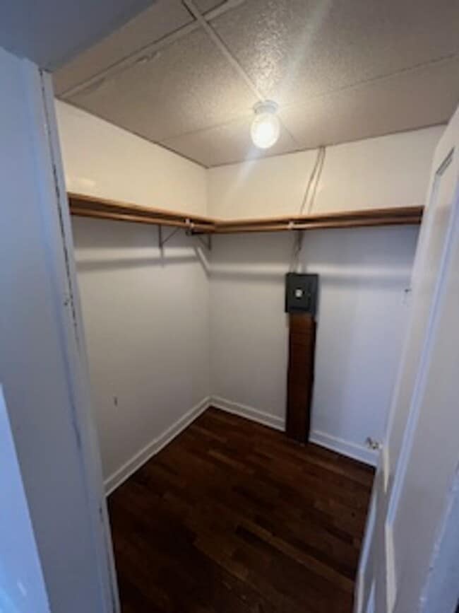 Building Photo - 1 bedroom, 1 bath duplex: Available August 2026!