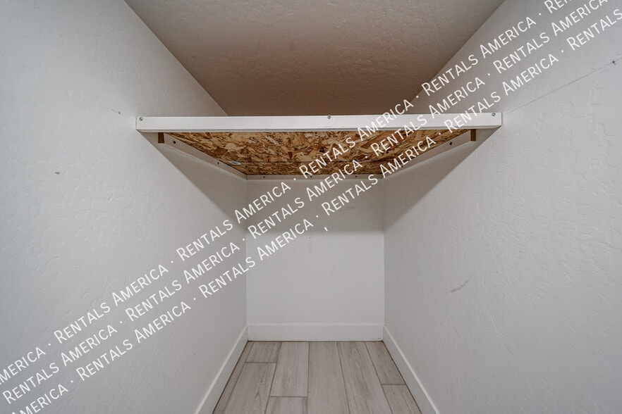 Building Photo - 1321 W Coyote Dr