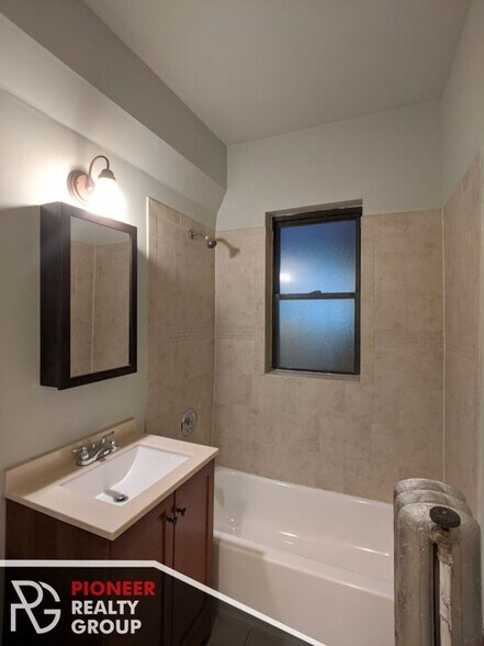 Building Photo - 1164 N Dearborn St