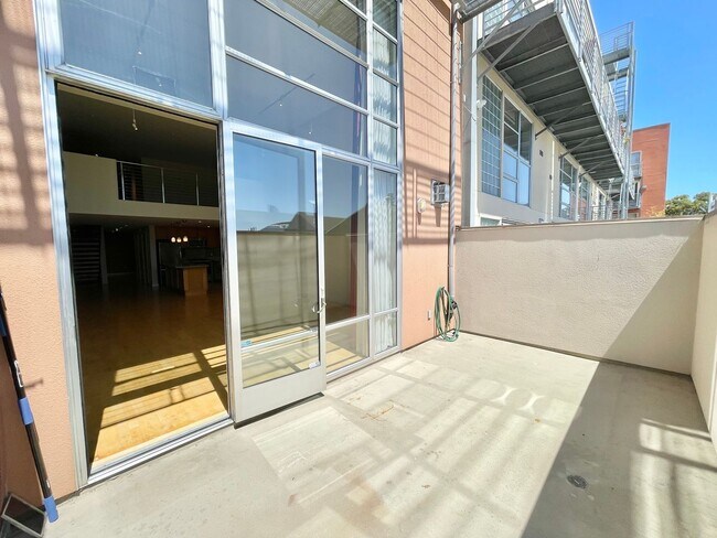 Building Photo - 1,600 sqft 2-Level SOMA 1BD+2 Bonus Rooms+ 1.5BA Loft! 2 Car Pkg! Laundry! Balcony! -PROGRESSIVE