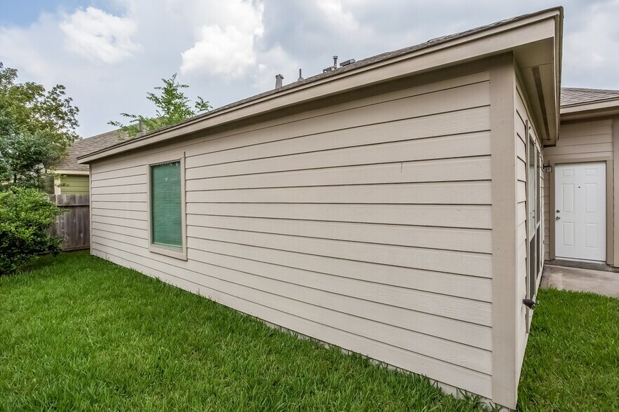 Building Photo - 16531 Strathmore Manor Ln