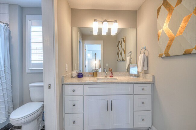 Building Photo - Luxurious 4BR Home Close to 12 South