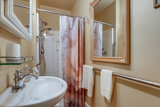 Building Photo - 2627 Land Park Dr