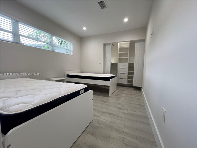 Building Photo - 1405 N 46th Ave
